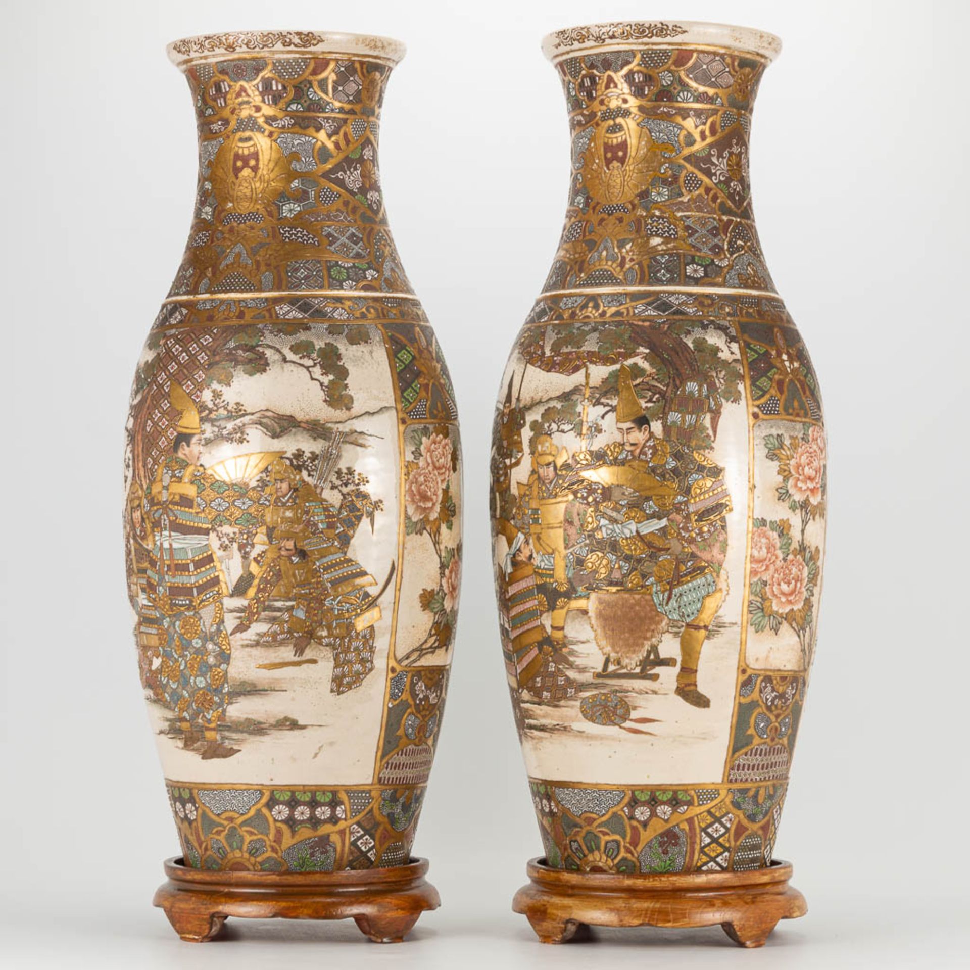 A pair of Japanese Satsuma vases with decor of warriors standing on a wood base. 19th/20th century. - Image 11 of 22