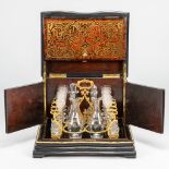 A Napoleon 3 Tantalus set with Boulle inlay, with glasses and decanters. (27,5 x 36 x 26 cm)