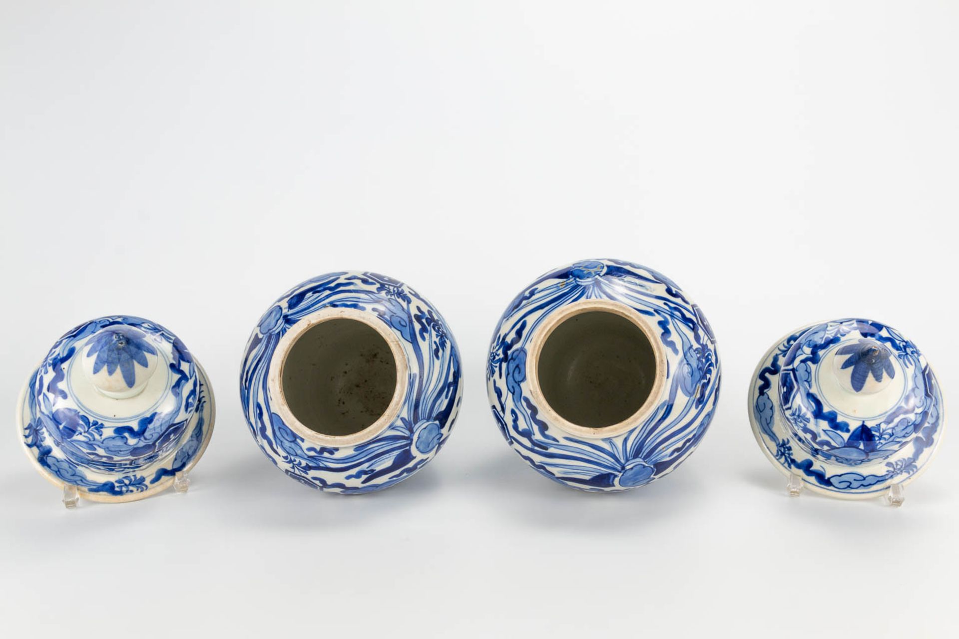 A pair of small Oriental vases wit lid, blue-white floral decor. (40 x 20 cm) - Bild 4 aus 20