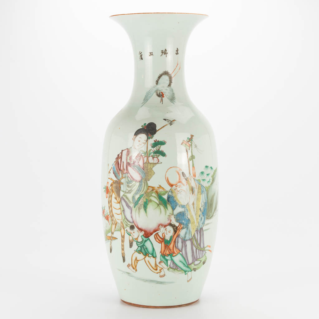A Chinese porcelain vase with decor of playing children, a cranebird and a wise man. 19th/20th centu
