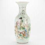A Chinese porcelain vase with decor of playing children, a cranebird and a wise man. 19th/20th centu
