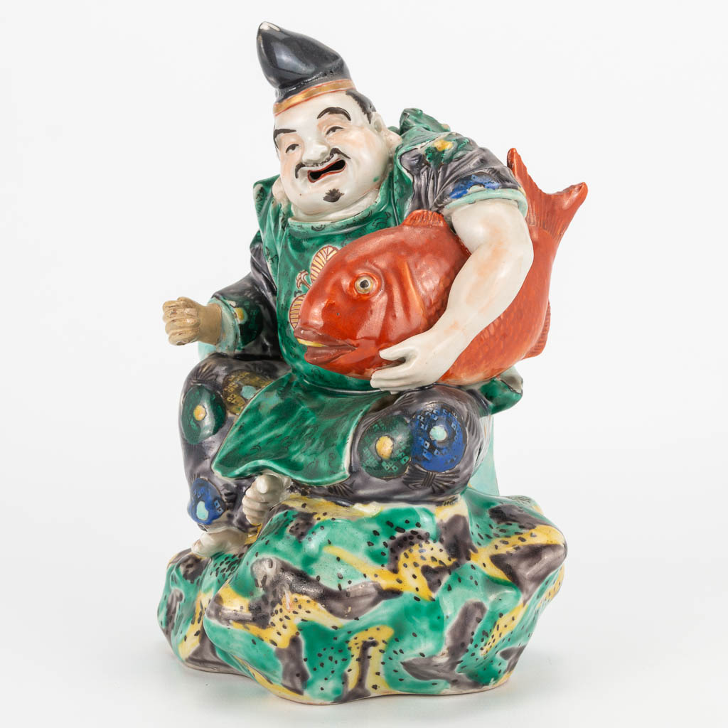 A Chinese porcelain statue of a fisherman. 19th/20th century. (11 x 14 x 20 cm) - Image 8 of 17