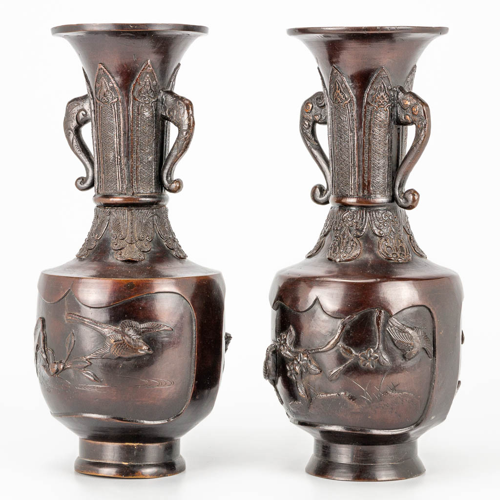 A pair of vases made of bronze with bird decor, Japan Meiji, 19th century. (30 x 12,5 cm) - Image 10 of 19