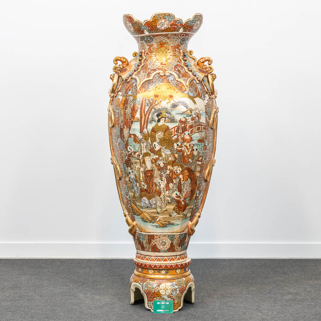 An exceptionally large Satsuma vase, made in Japan. Decor of warriors. 19th/20th century. (49 x 44 - Image 4 of 9