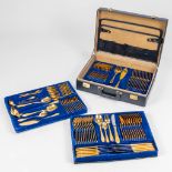 a cutlery set made of gold plated steel and marked SBS Hartvergolded 23/24kt. (32 x 45 x 13,5 cm)