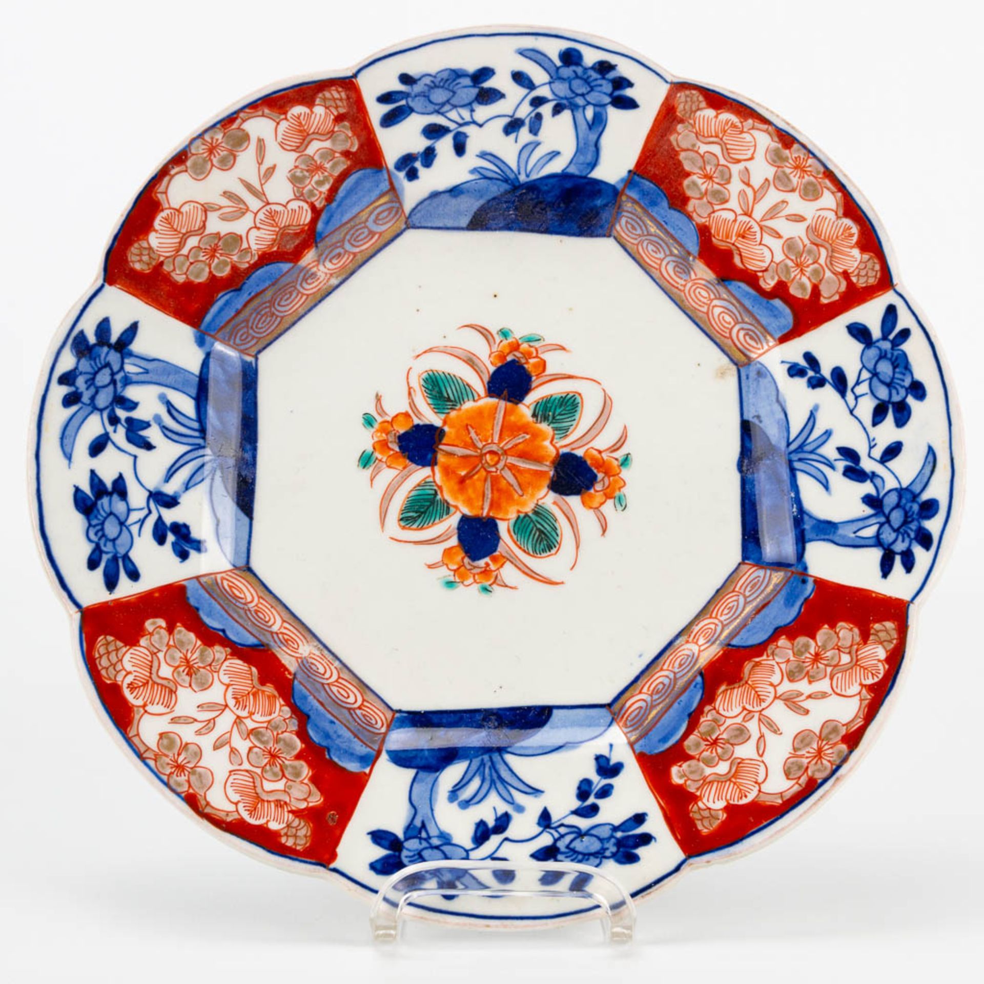 An assembled collection of 10 plates made of Japanese porcelain, Imari, blue white. (4 x 25 cm) - Image 14 of 16