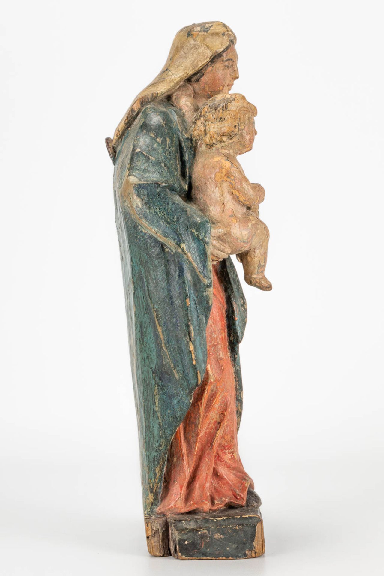 A collection of 2 religious wood sculptures. Madonna with child and a corpus. 17th/18th century. (8 - Image 7 of 17