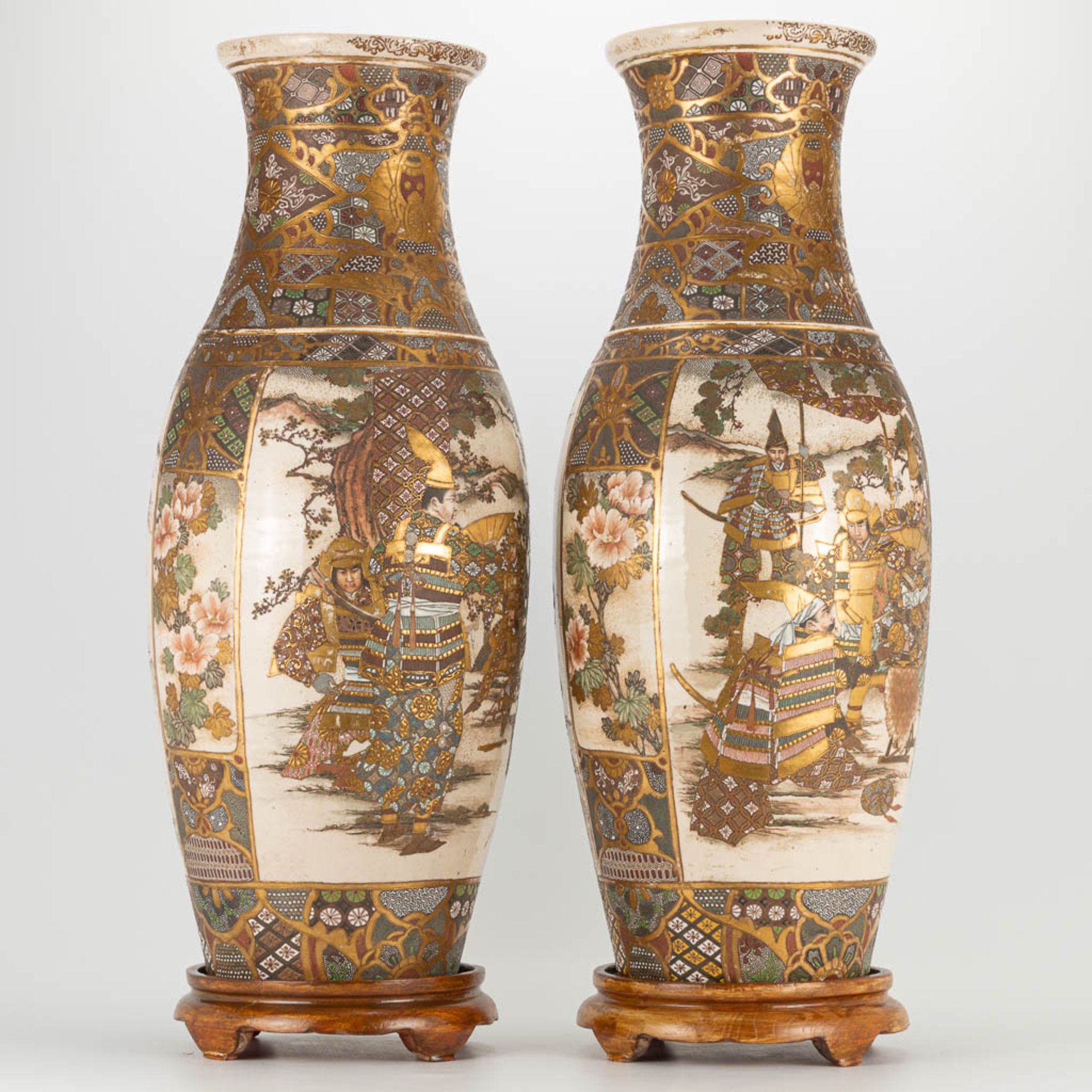 A pair of Japanese Satsuma vases with decor of warriors standing on a wood base. 19th/20th century. - Image 3 of 22