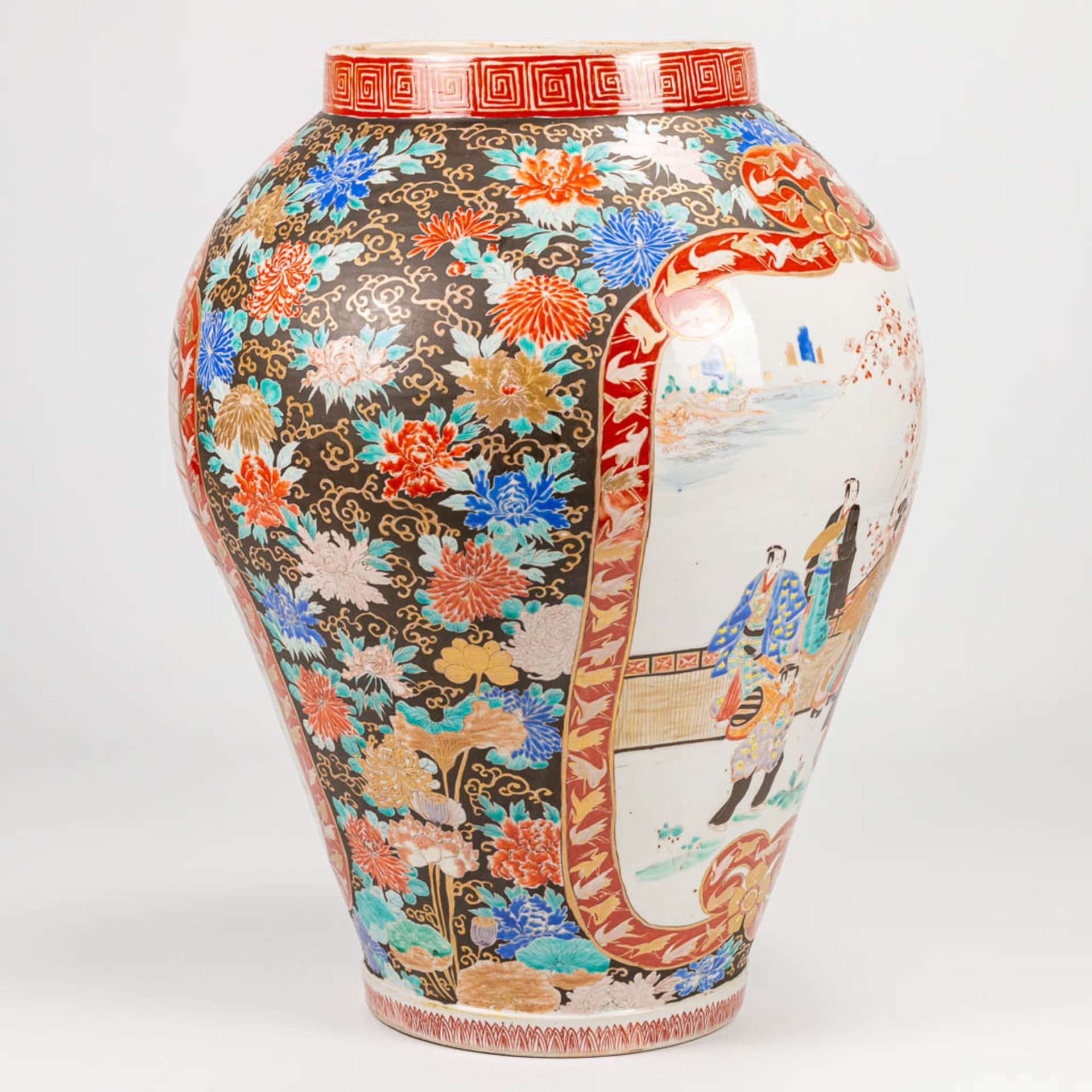 A large Imari display vase made of hand-painted porcelain in Japan. 19th/20th century. (60 x 42 cm) - Image 6 of 21