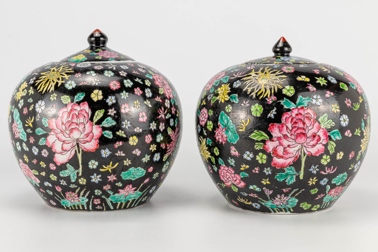 A pair of famille noir Chinese porcelain jars with lid, decorated with flowers. 19th/20th century. ( - Image 7 of 21