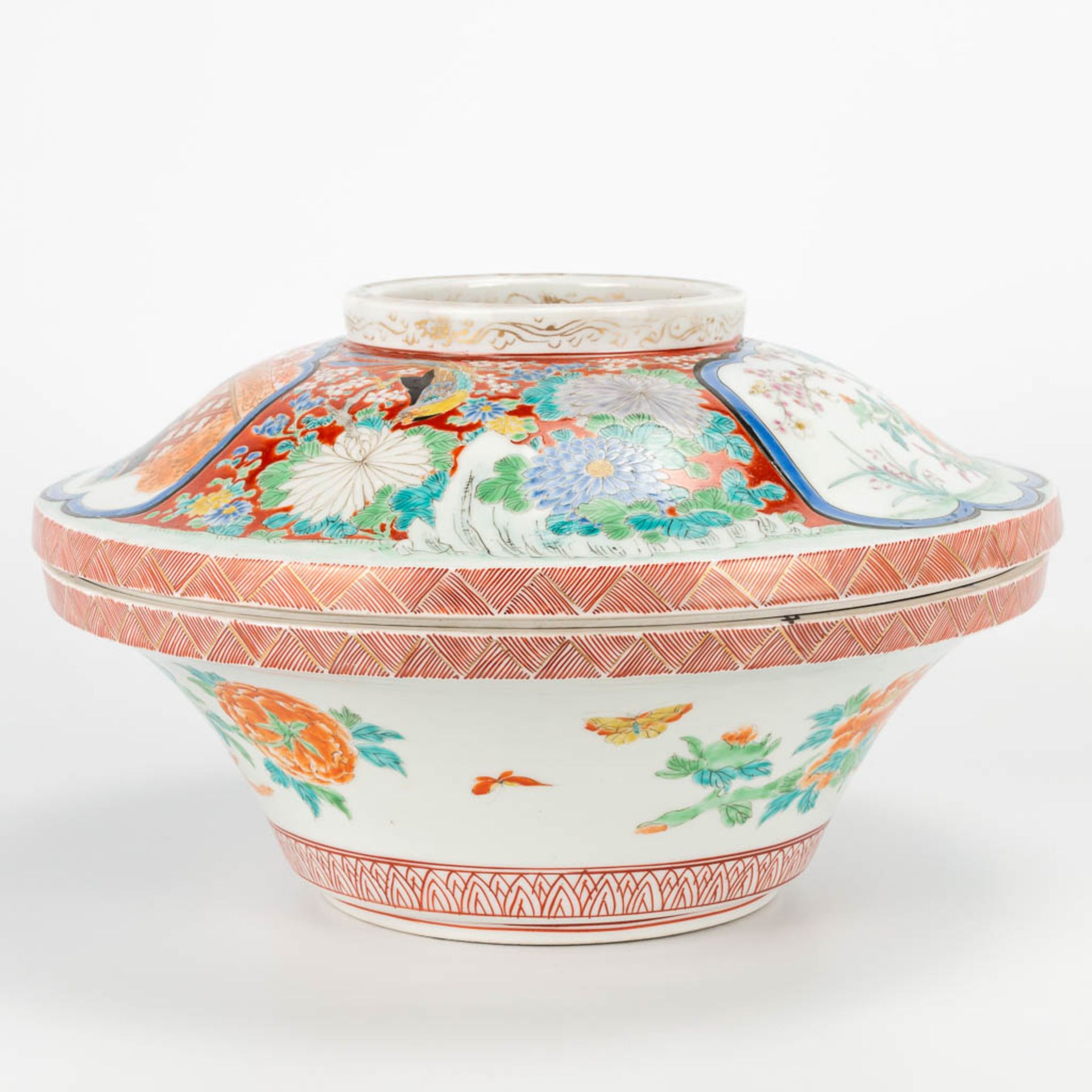 A collection of 2 pieces Japanese: Porcelain Imari rice bowl and a bronze vide poche. (20 x 33 cm) - Image 23 of 30