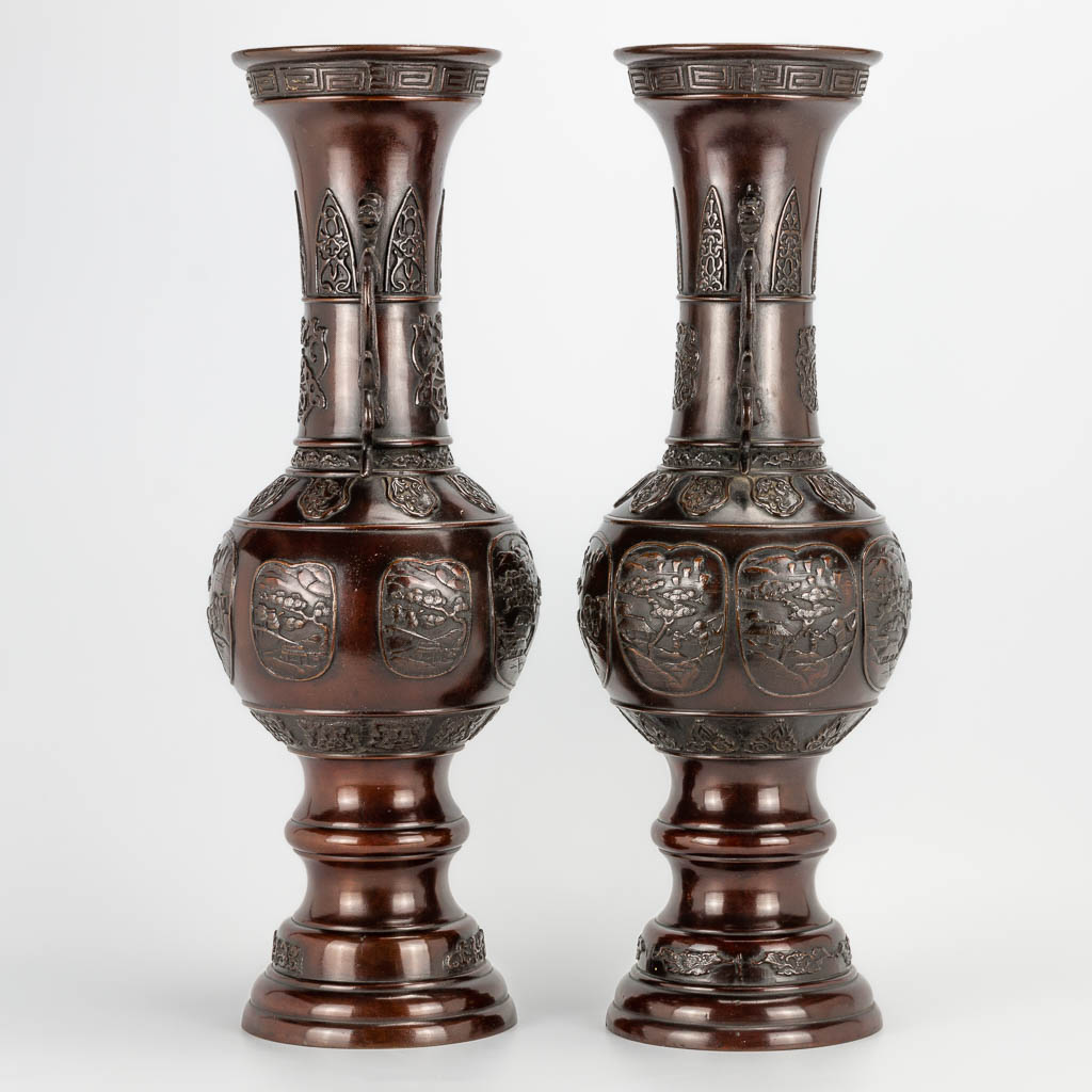 A pair of bronze Japanese vases decorated with landscapes and dragons, 19th century. (50,5 x 20 cm) - Image 4 of 19