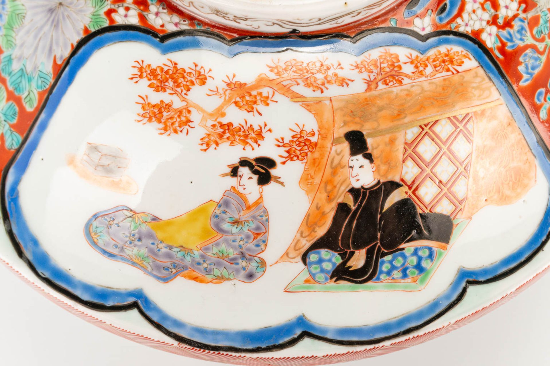 A collection of 2 pieces Japanese: Porcelain Imari rice bowl and a bronze vide poche. (20 x 33 cm) - Image 9 of 30