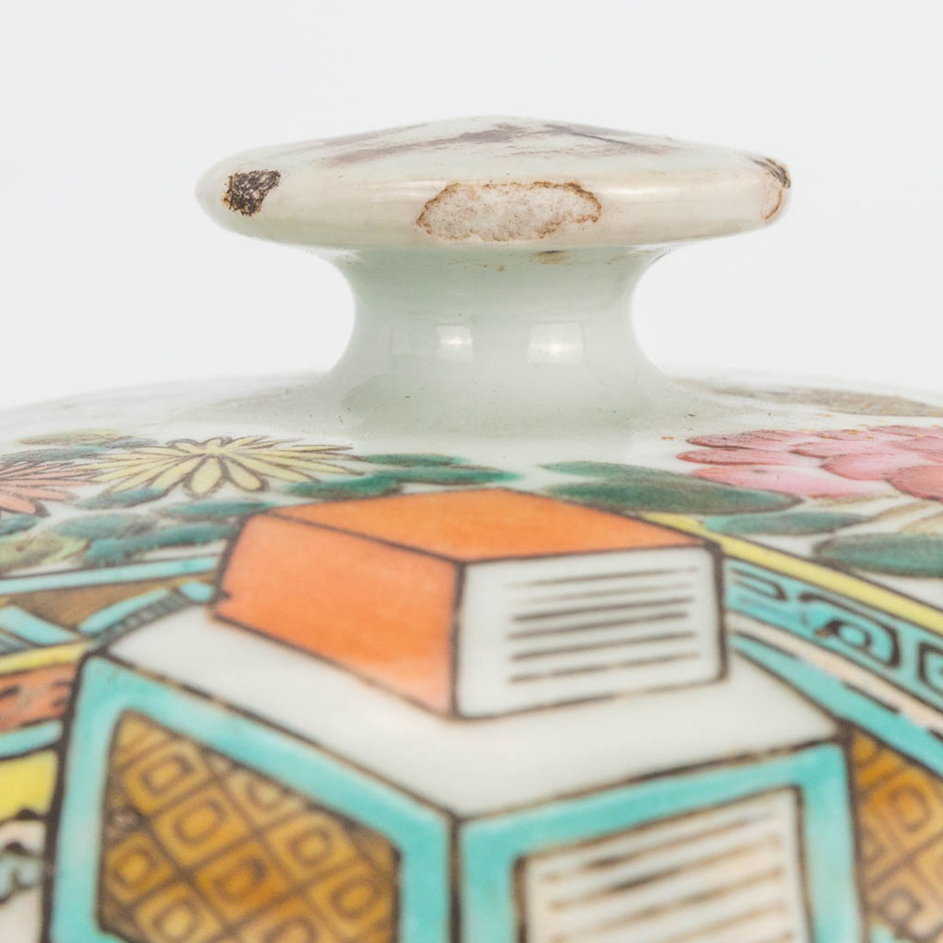 A Chinese porcelain vase with lid, decor of 100 antiquities. 19th/20th century. (43 x 27 cm) - Image 12 of 20