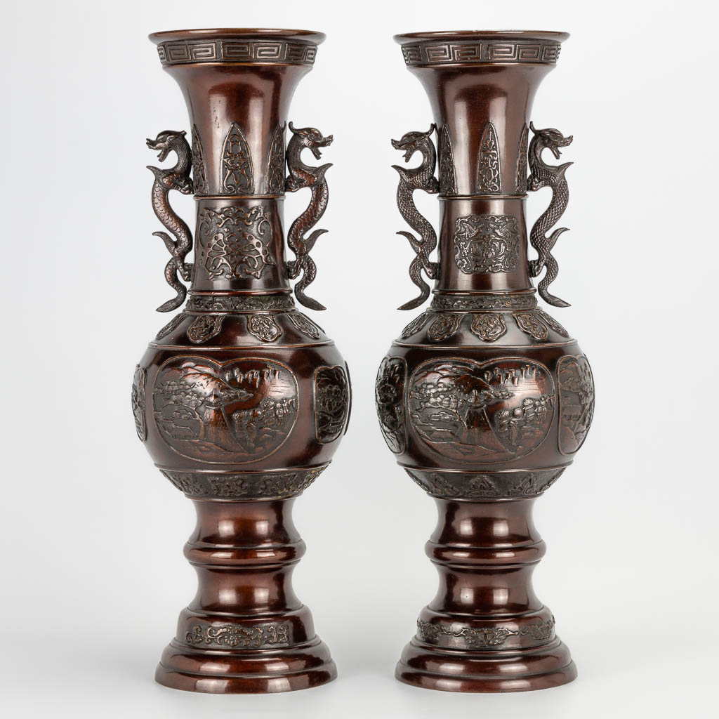 A pair of bronze Japanese vases decorated with landscapes and dragons, 19th century. (50,5 x 20 cm) - Image 9 of 19