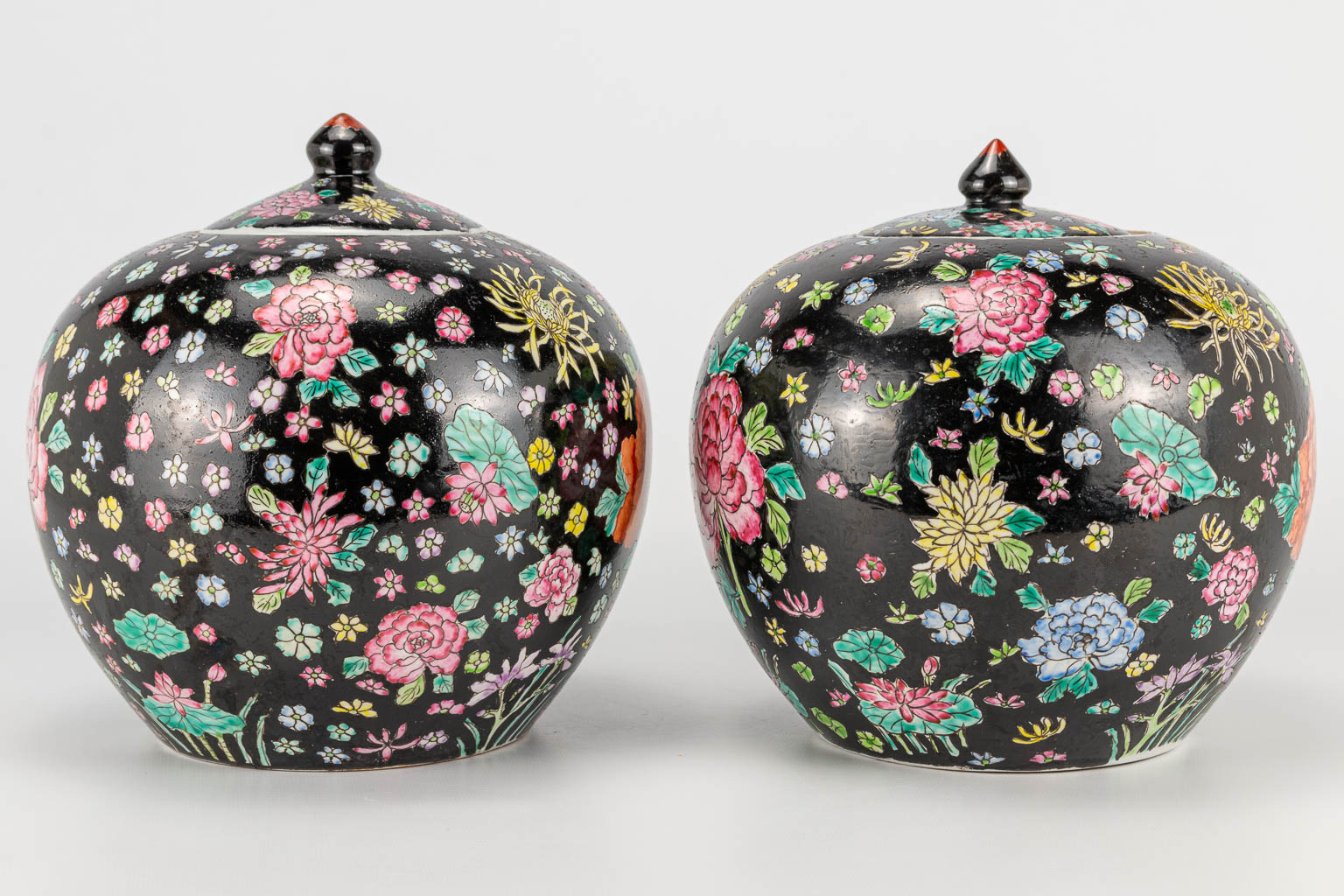 A pair of famille noir Chinese porcelain jars with lid, decorated with flowers. 19th/20th century. ( - Image 12 of 21