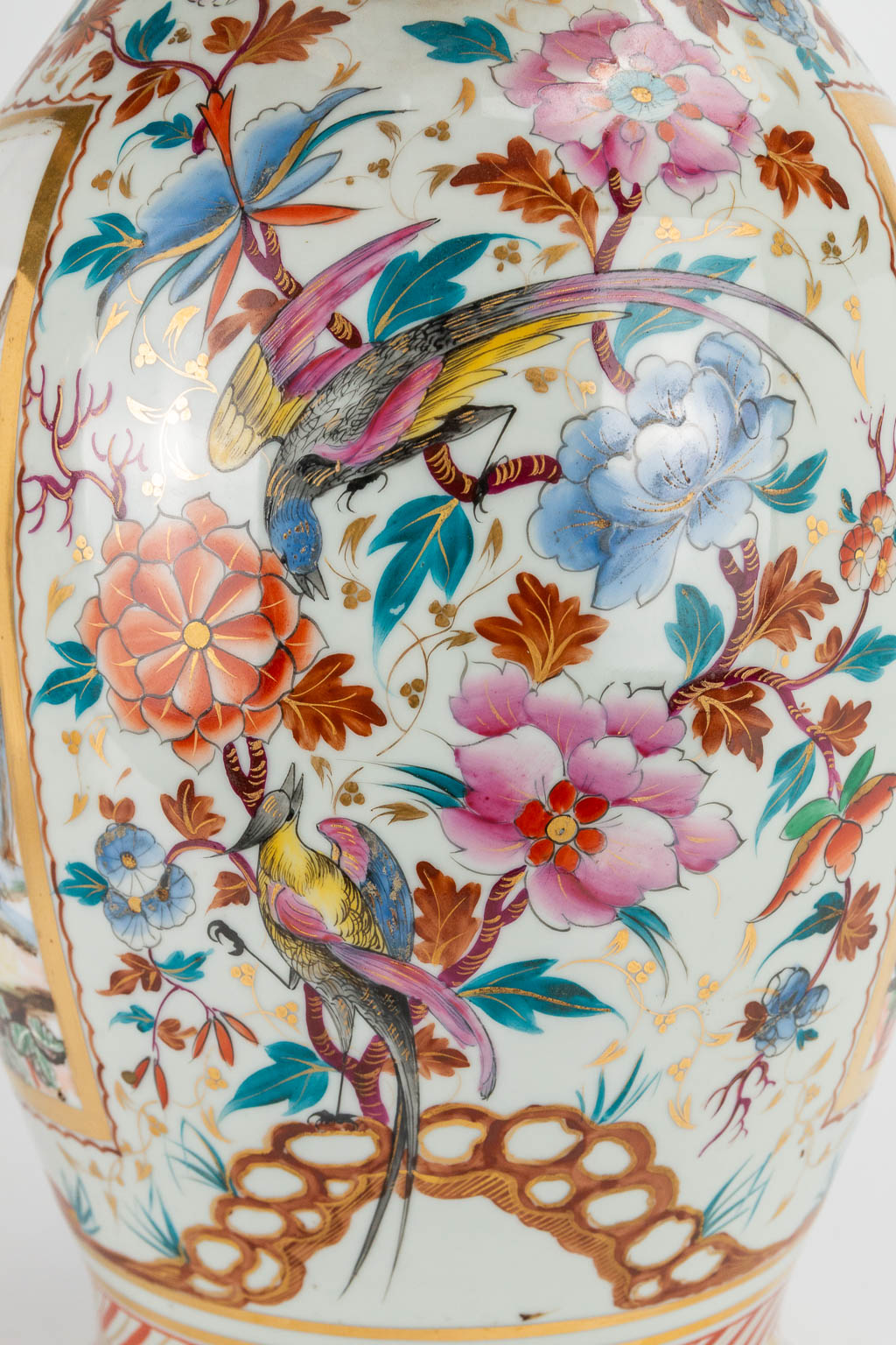 A pair of vases made of porcelain and decorated with flowers, birds, children and emperors. 19th/20t - Image 22 of 22