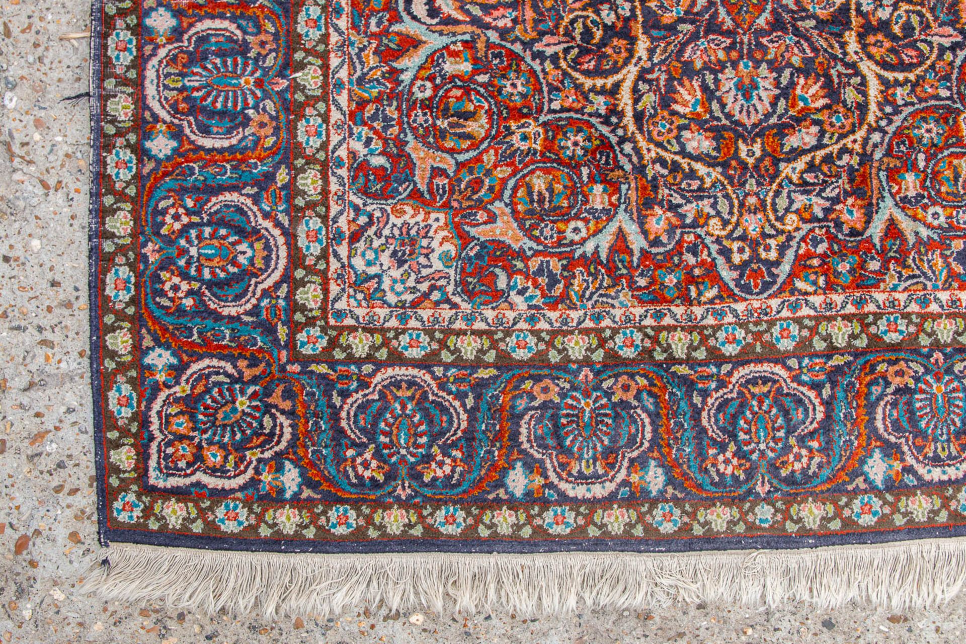 An Oriental hand-made carpet. kerman. (122,5 x 180 cm) - Image 4 of 6