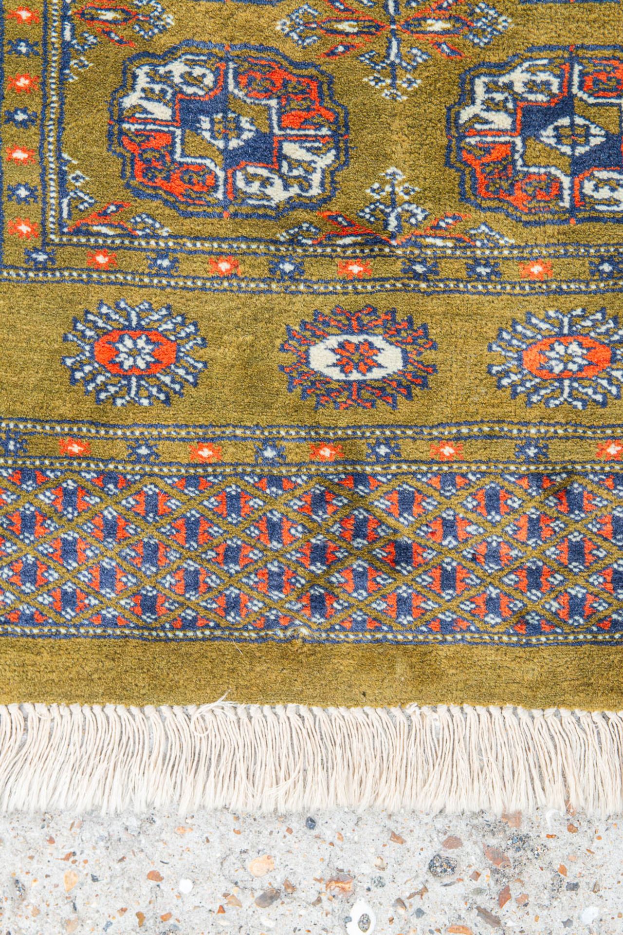 An Oriental hand-made carpet. Bokhara / Turkaman. (77 x 105,5 cm) - Image 4 of 6