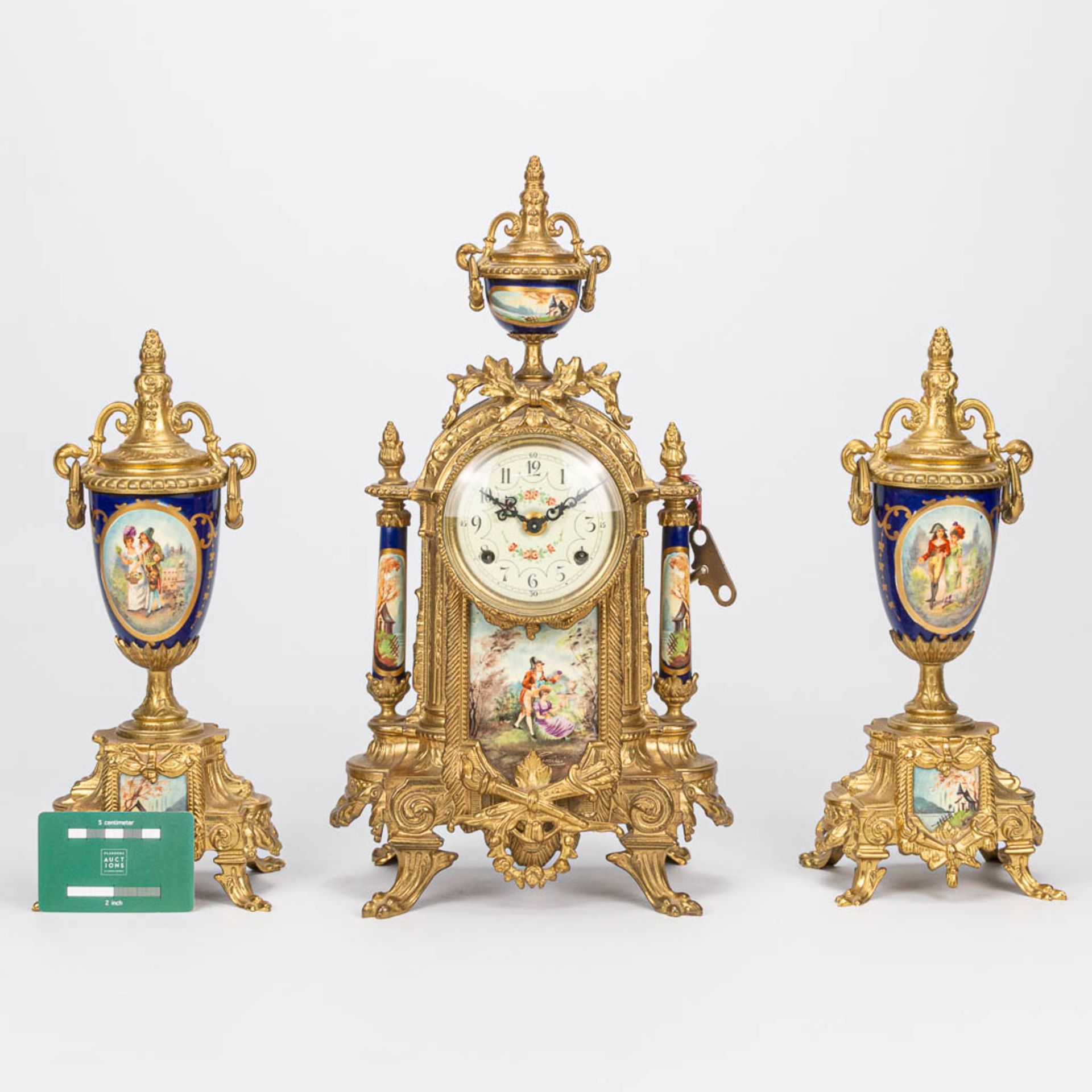 A three piece garniture clock made of bronze with porcelain. The second half of the 20th century. (1 - Bild 2 aus 11