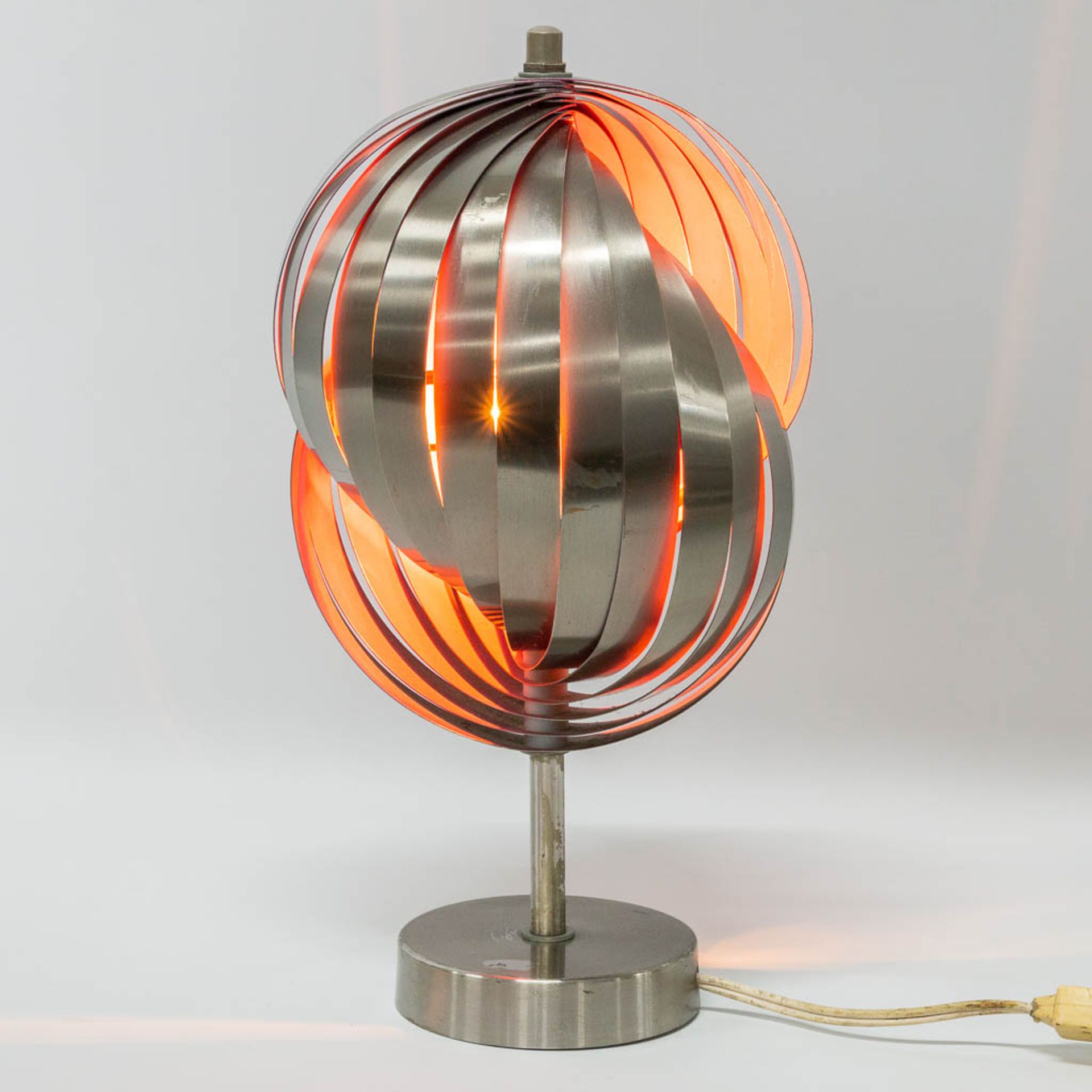 A mid-Century tablelamp made of metal, probably made in Denmark. (34 x 18 cm) - Image 4 of 8