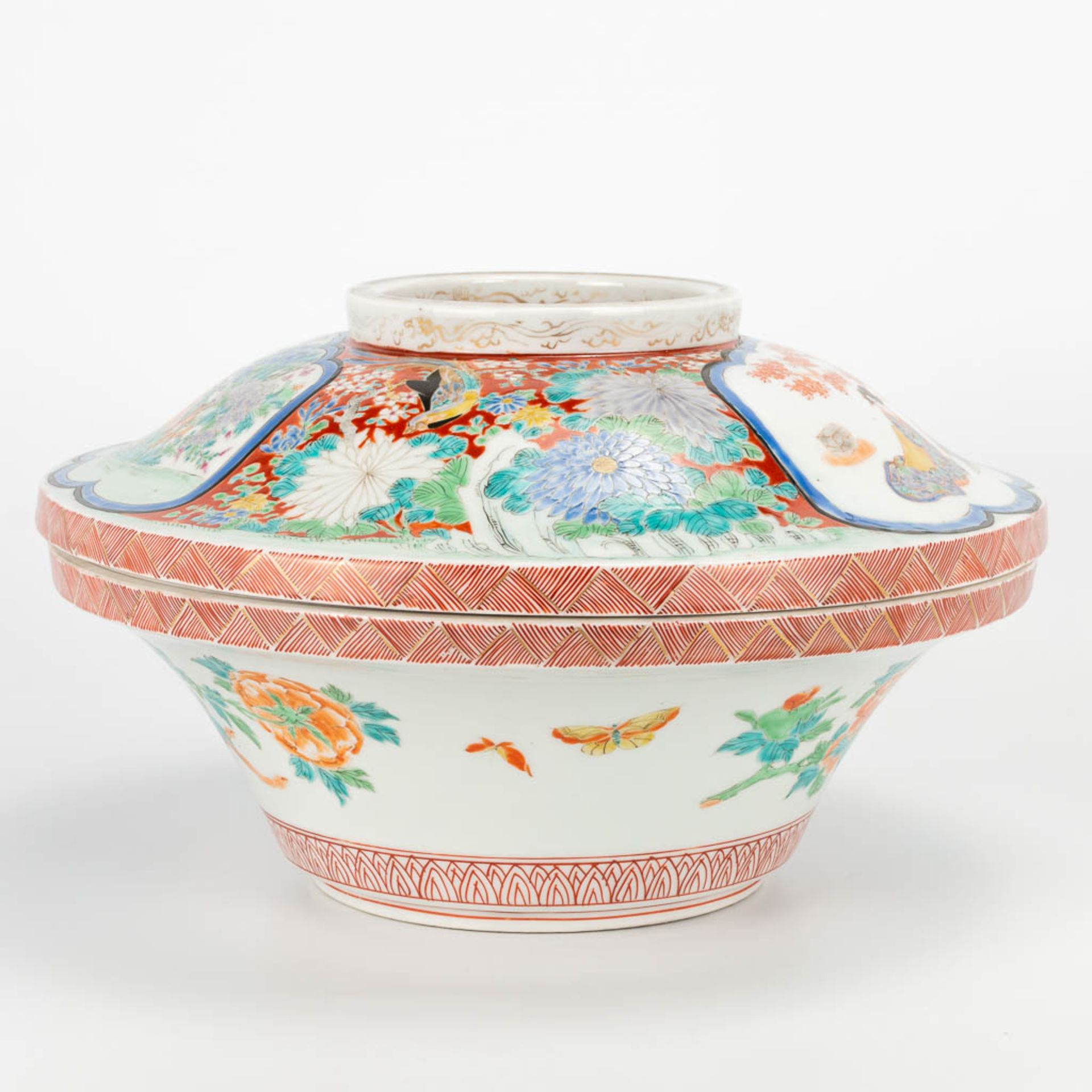 A collection of 2 pieces Japanese: Porcelain Imari rice bowl and a bronze vide poche. (20 x 33 cm)