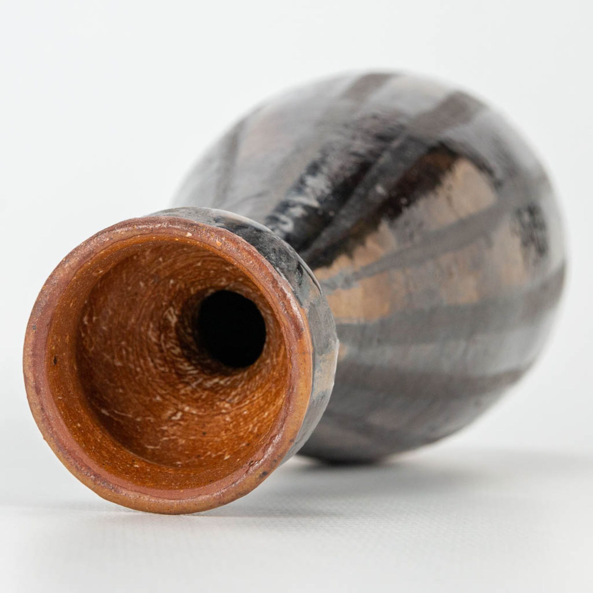 Elisabeth VANDEWEGHE (XX-XXI) A ceramic vase made for Perignem. Marked on the base. (9 x 26 cm) - Image 9 of 12