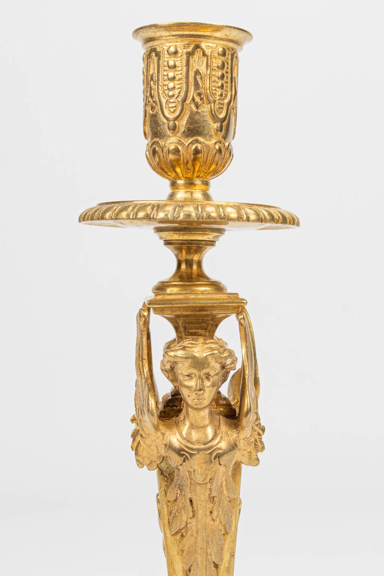 a pair of gilt Napoleon 3 bronze candlesticks, decorated with angels. (11 x 11 x 26,5 cm) - Image 6 of 6