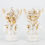 A pair of vases made of Vieux Bruxelles porcelain with figurines and hand painted decor. (12,5 x 16