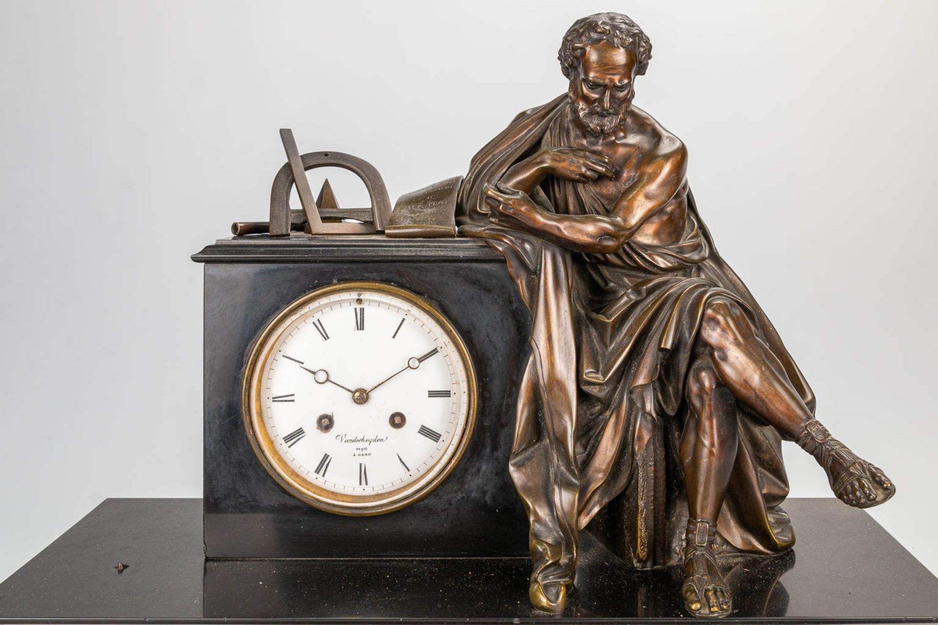 A black mantle clock with bronze statue of a scientist, marked Vanderheyden in Ghent. (53 x 21 x 47 - Image 4 of 6