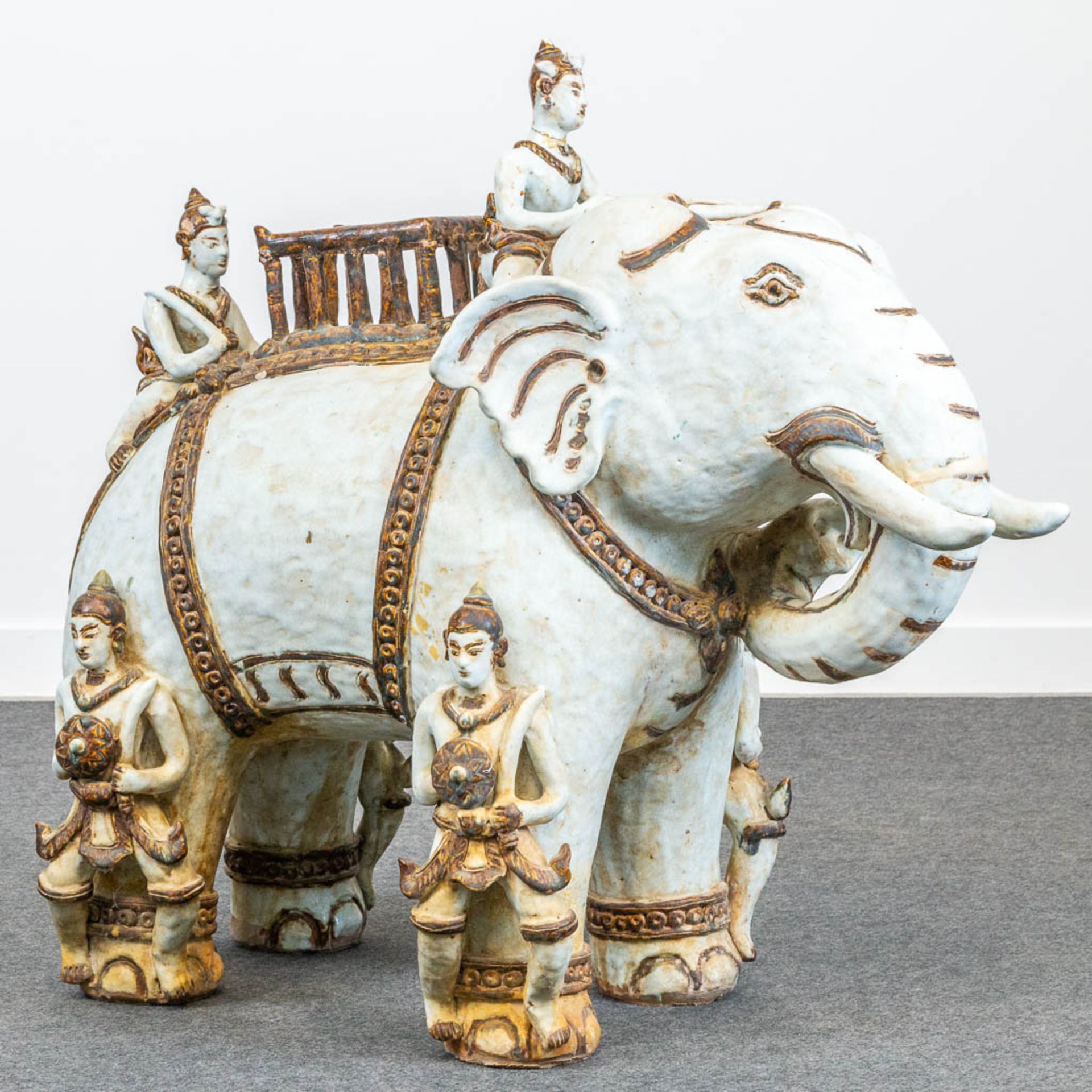 A ceramic statue of an elephant, probably made in Birma. (33 x 73 x 65 cm) - Image 9 of 11