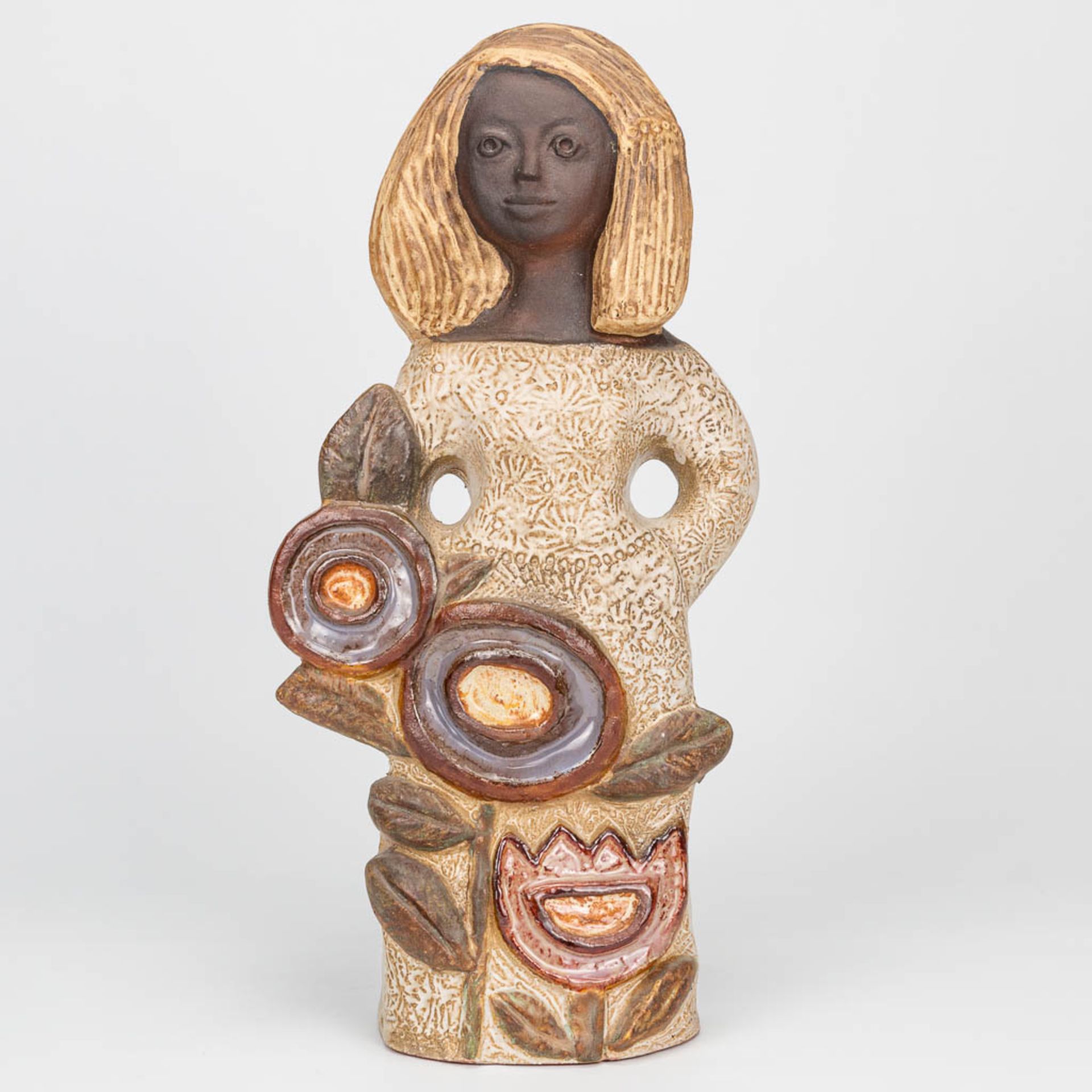 Elisabeth VANDEWEGHE (XX-XXI) a statue made of glazed ceramics for Perignem. (9 x 17 x 37 cm)