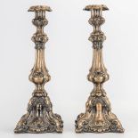 A pair of silver candlesticks, not stamped. 707g. (15 x 15 x 40 cm)