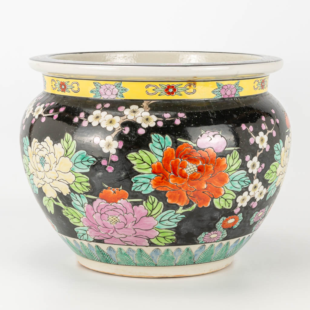 A large famille noir cache pot made of Chinese porcelain with images of birds and flowers. 20th cent - Image 7 of 17