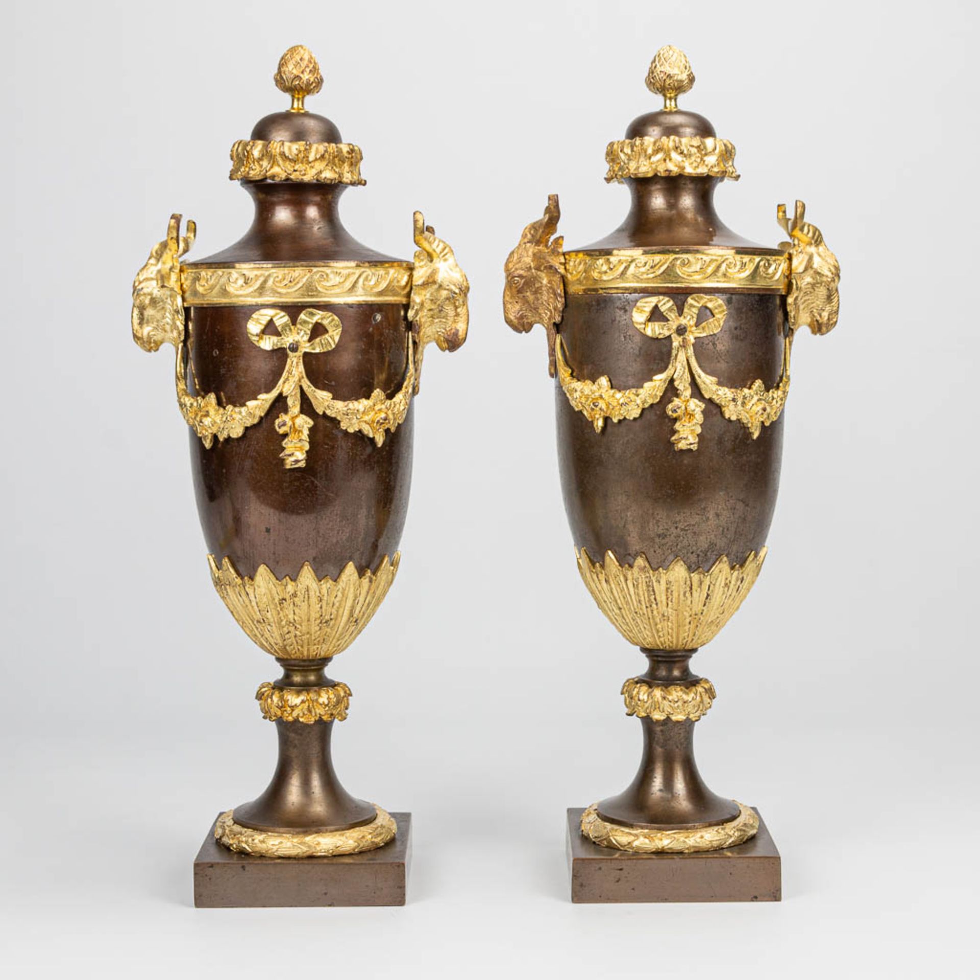 A pair of casolettes with ram's heads made of bronze and mounted with gilt bronze. Napoleon 3. (14 x - Image 5 of 8