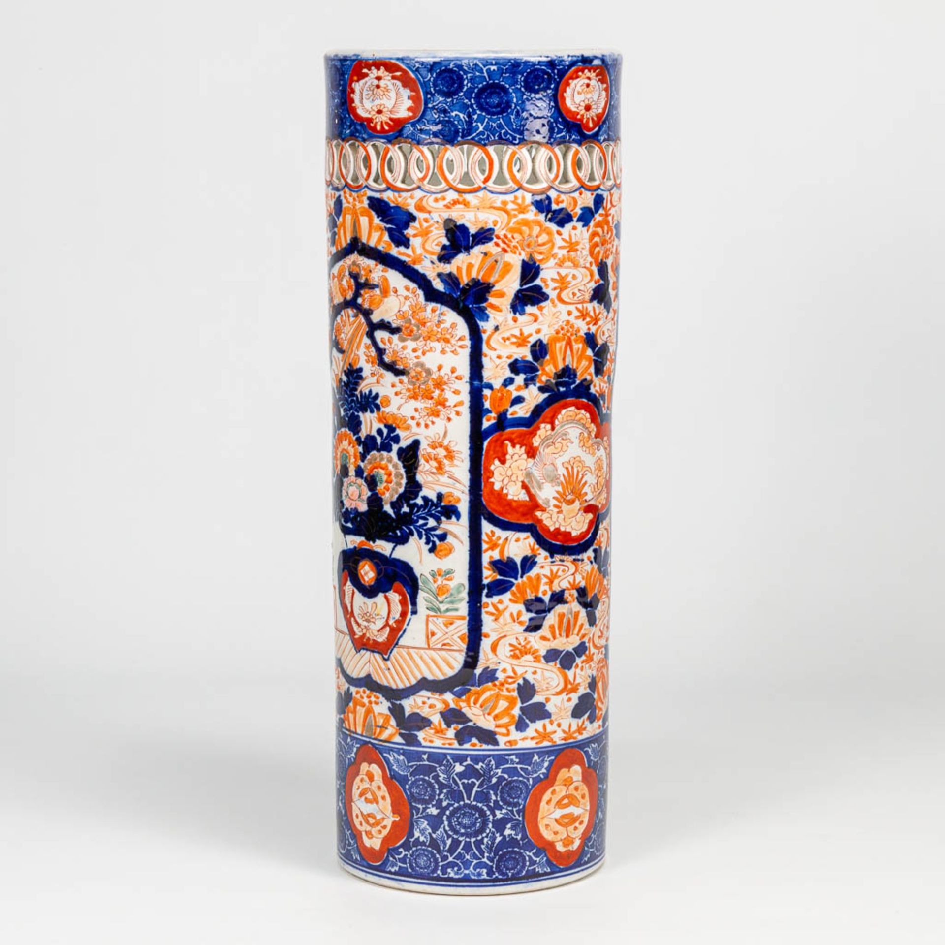 An Imari umbrella stand, vase made of porcelain in Japan. 19th/20th century. (61 x 22 cm) - Image 9 of 17