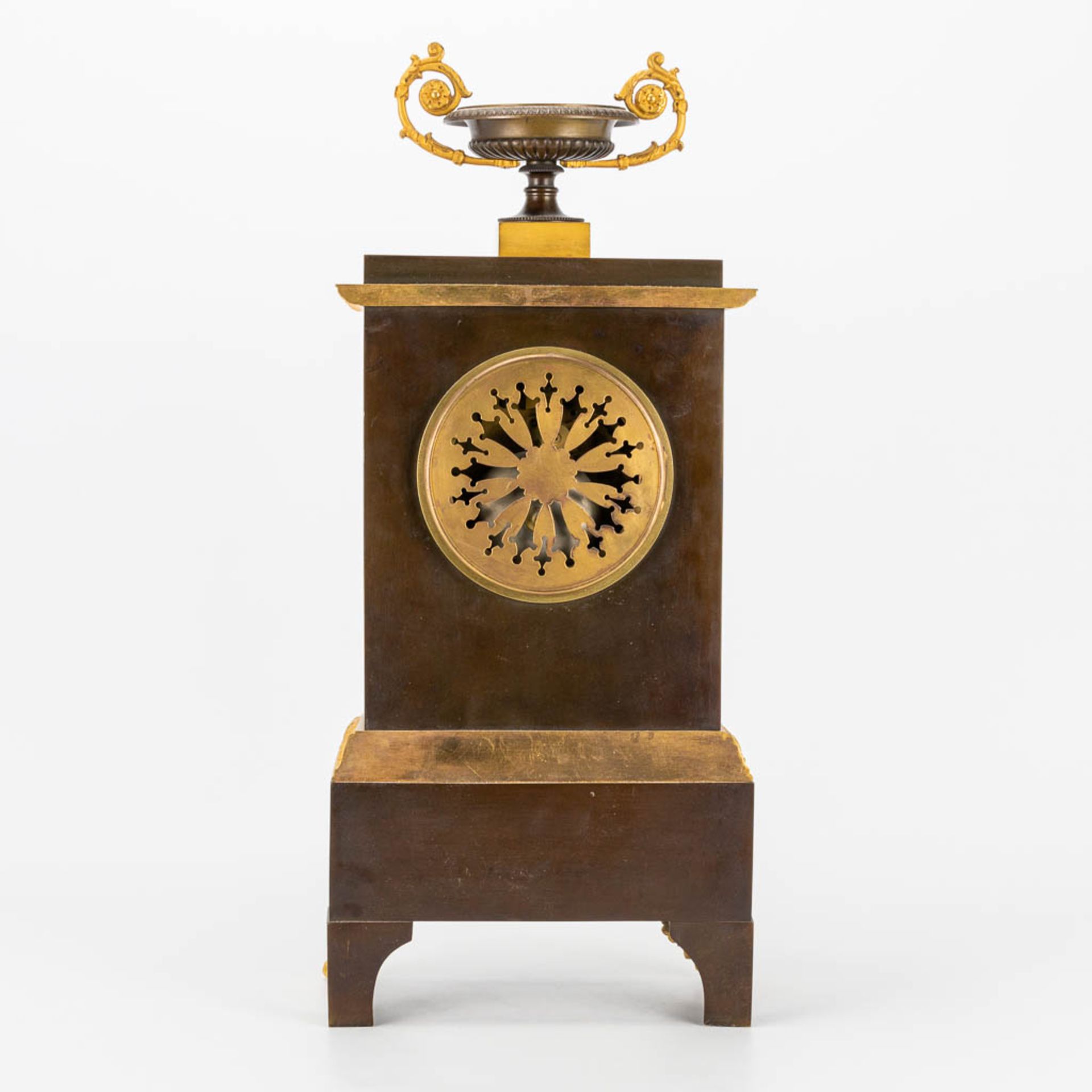 A table clock made in empire period of patinated and gilt bronze. 19th century. (10 x 19,5 x 46 cm) - Image 13 of 17