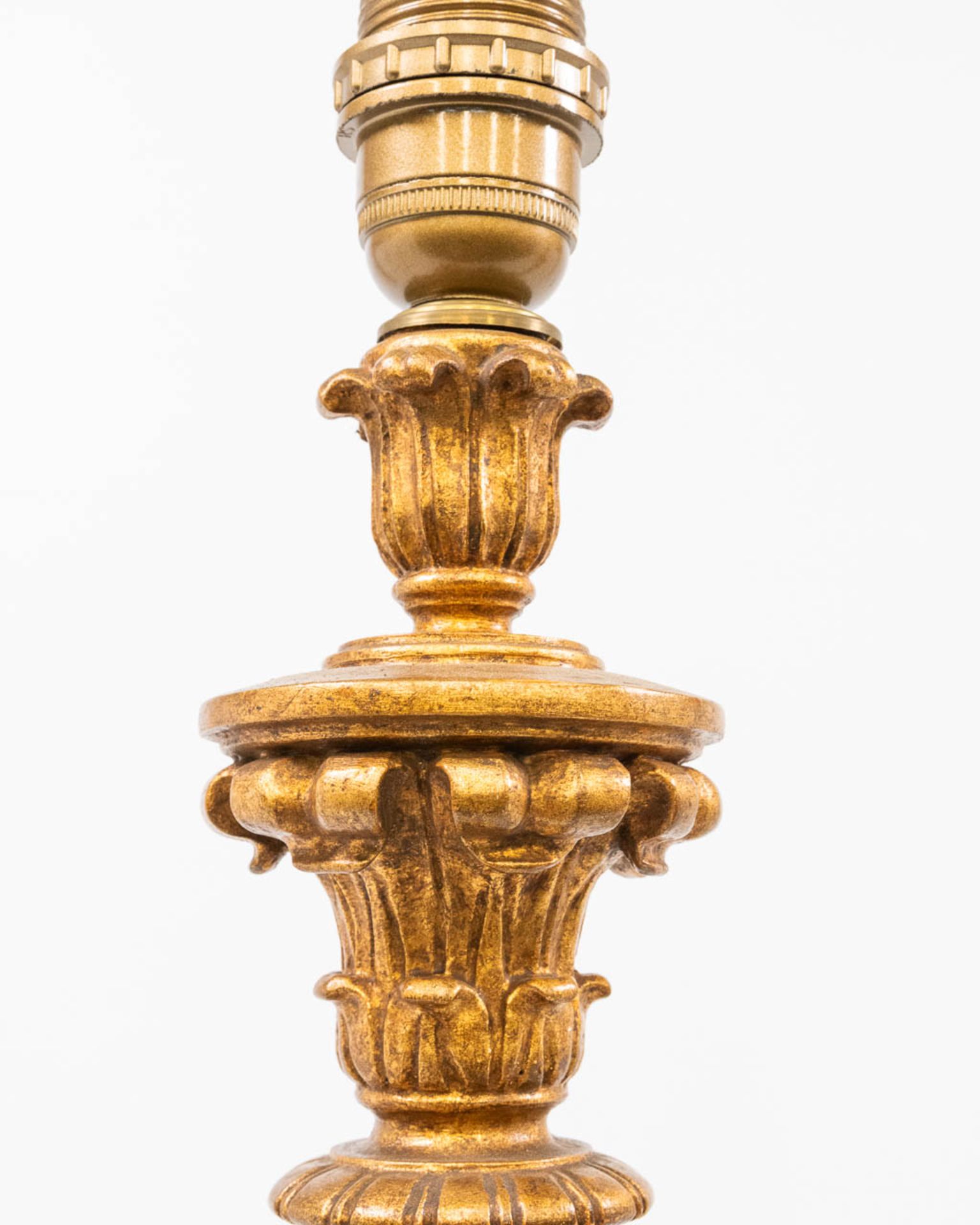 A pair of candlesticks made of gilt wood with green accents. The second half of the 20th century. (4 - Bild 7 aus 10