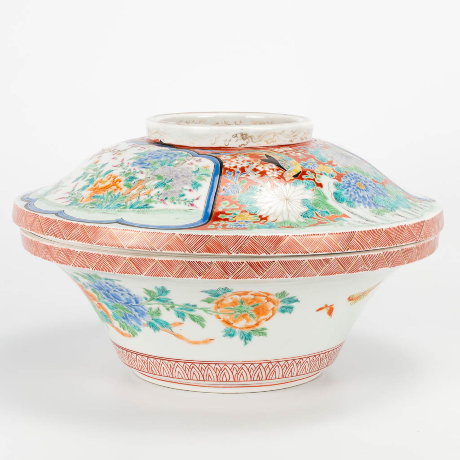 A collection of 2 pieces Japanese: Porcelain Imari rice bowl and a bronze vide poche. (20 x 33 cm) - Image 20 of 30