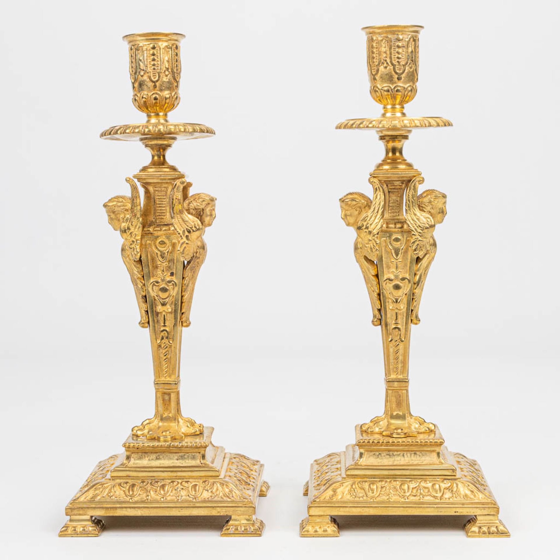 a pair of gilt Napoleon 3 bronze candlesticks, decorated with angels. (11 x 11 x 26,5 cm)