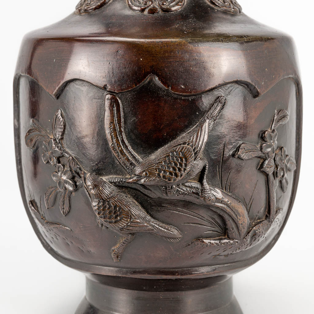 A pair of vases made of bronze with bird decor, Japan Meiji, 19th century. (30 x 12,5 cm) - Image 16 of 19