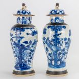 A pair of blue white 'Nanking' display vases made of Chinese porcelain. 19th/20th century. (33 x 14