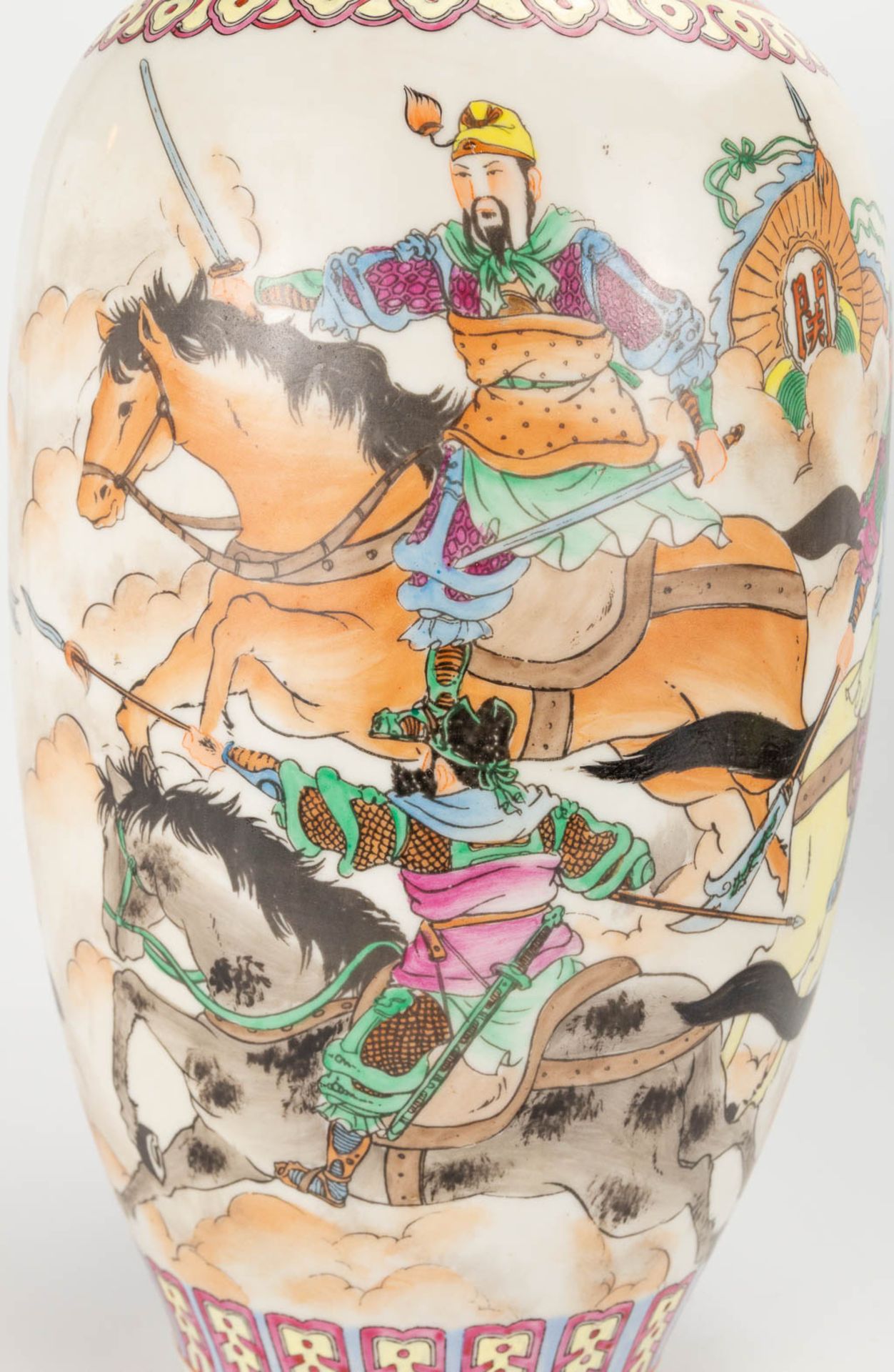 A pair of vases made of Chinese porcelain with decors of knights. 20th century. (46 x 18 cm) - Image 27 of 27