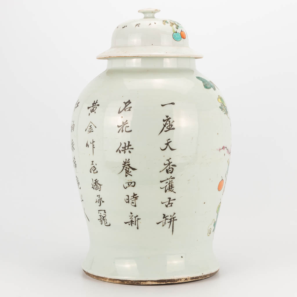 A Chinese porcelain vase with lid, decor of 100 antiquities. 19th/20th century. (43 x 27 cm) - Image 3 of 20