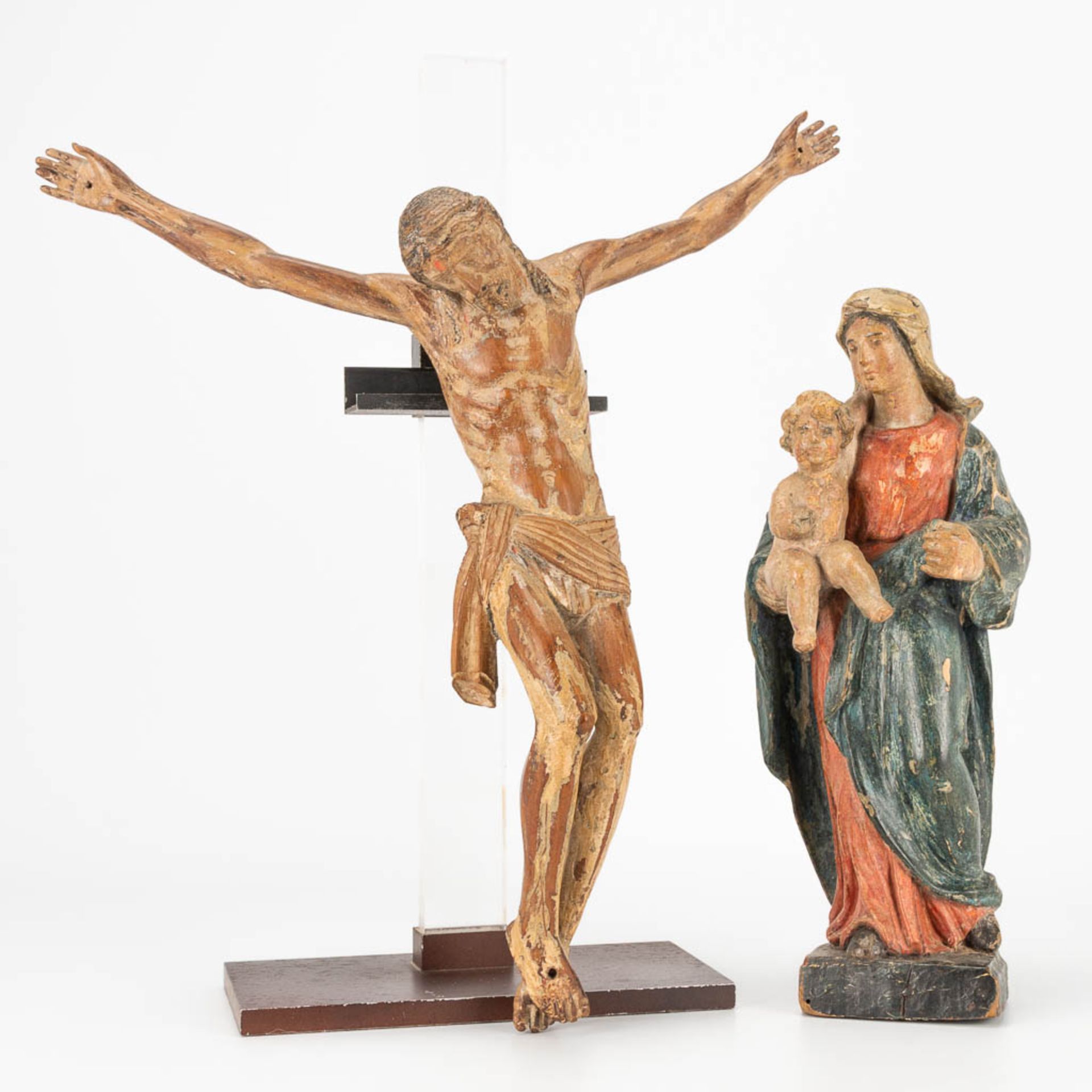 A collection of 2 religious wood sculptures. Madonna with child and a corpus. 17th/18th century. (8