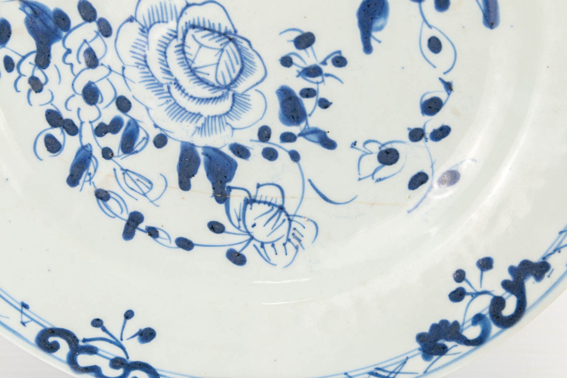 A collection of 10 display plates made of Oriental porcelain, Imari and blue-white and Famille Rose. - Image 10 of 16