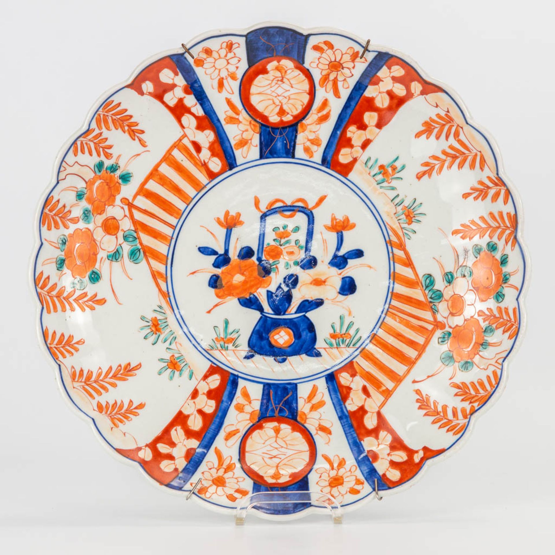 A collection of 5 Imari display plates made of Japanese porcelain. (4,5 x 30 cm) - Image 10 of 16