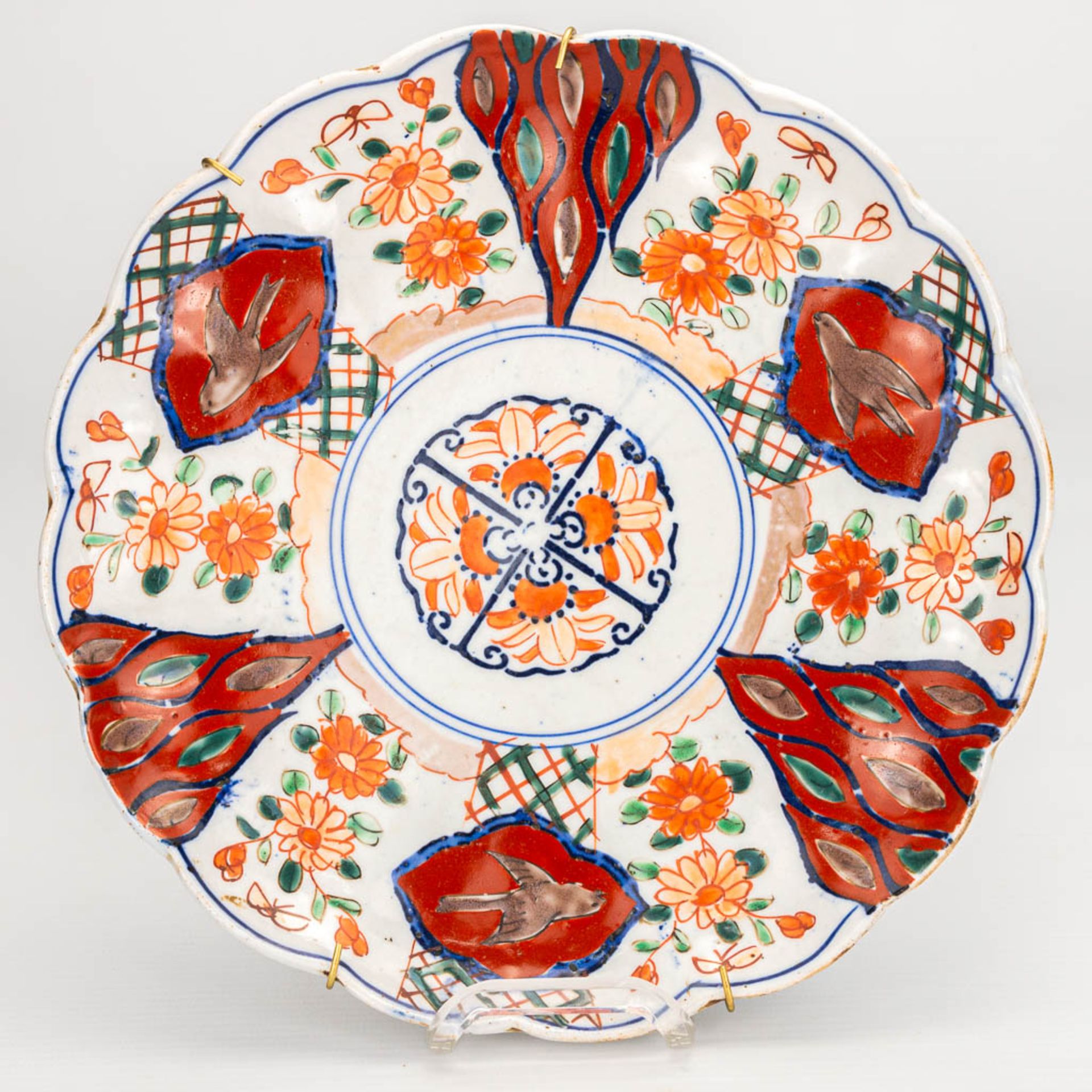A collection of 10 display plates made of Oriental porcelain, Imari and blue-white and Famille Rose. - Image 14 of 16