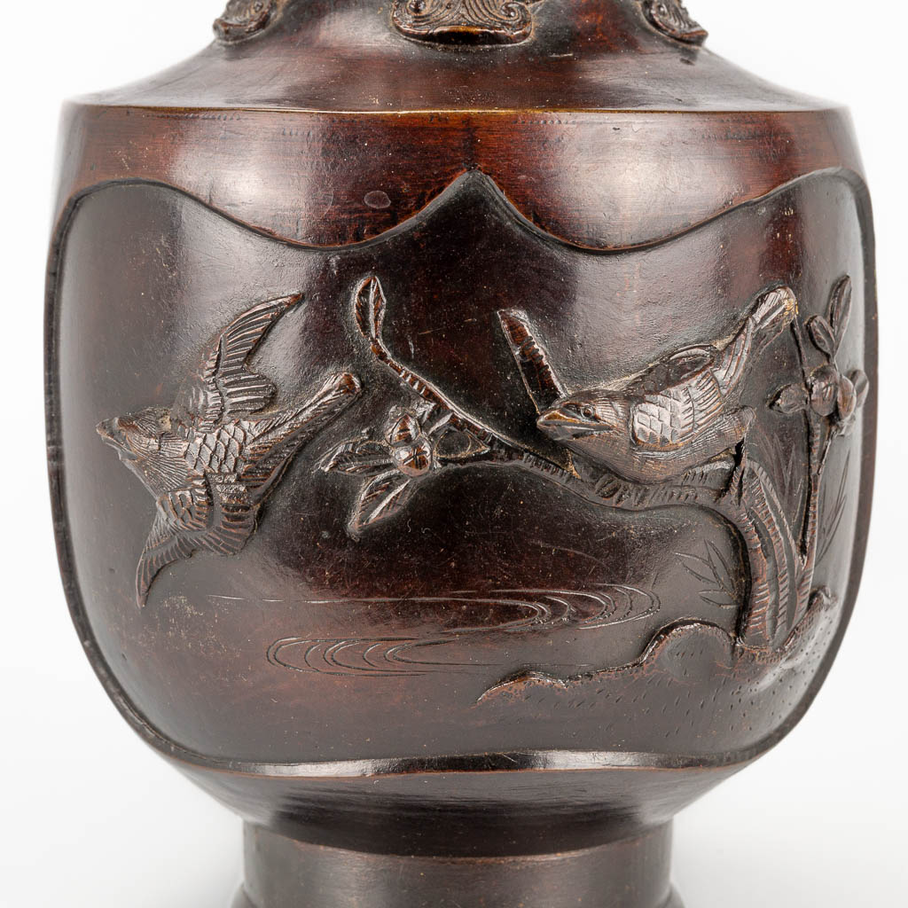 A pair of vases made of bronze with bird decor, Japan Meiji, 19th century. (30 x 12,5 cm) - Image 15 of 19