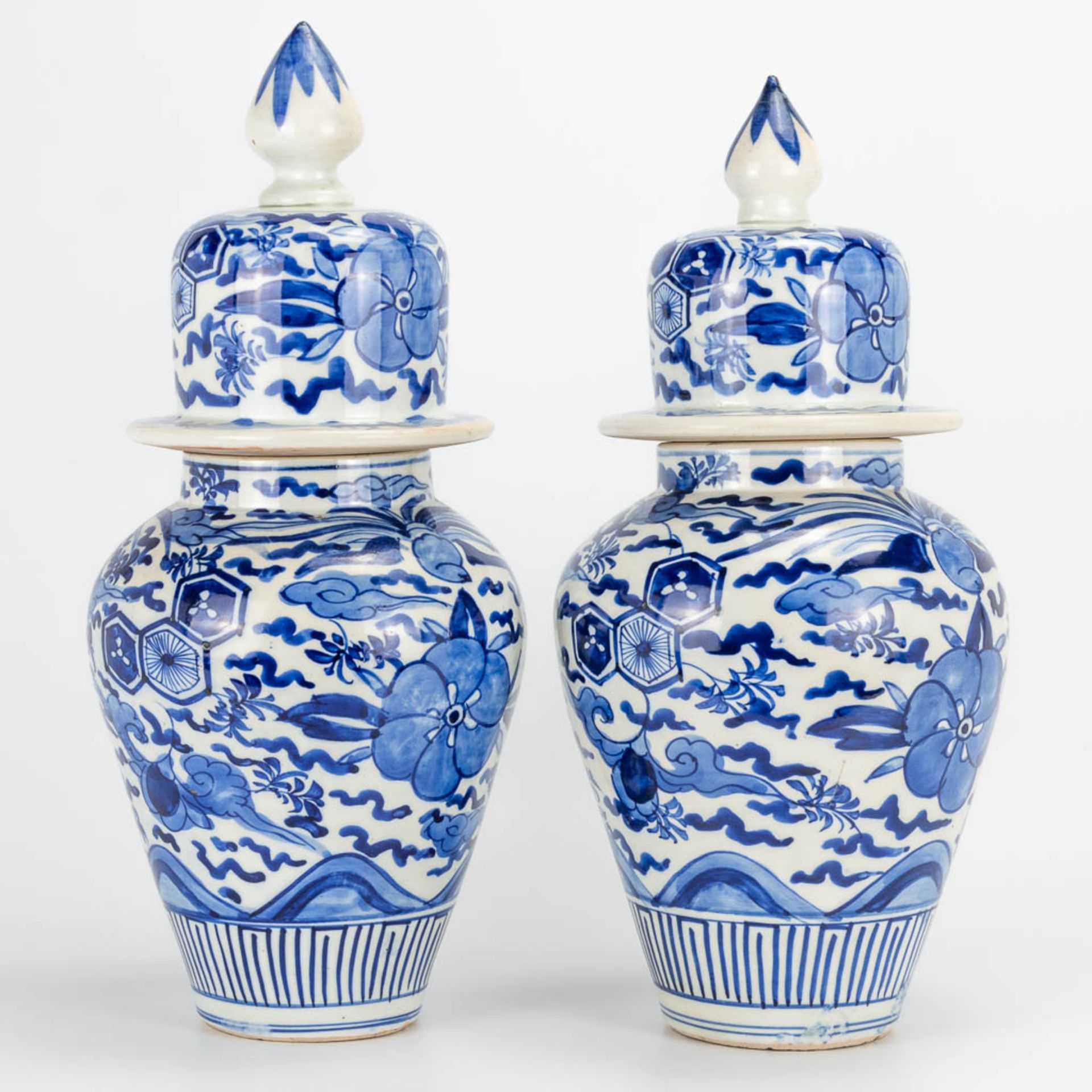 A pair of small Oriental vases wit lid, blue-white floral decor. (40 x 20 cm) - Bild 6 aus 20